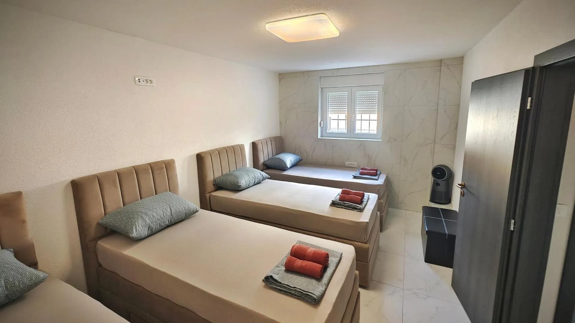 Apartments Tomy Kastela 0*,